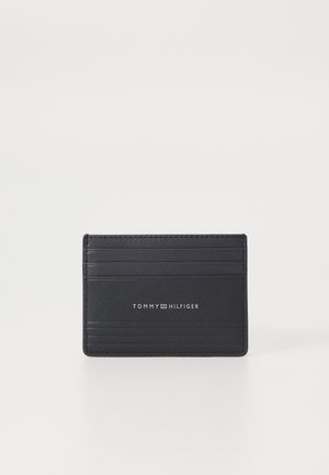 Zwarte kaarthehouder van textuurleer, met meerdere kaartvakjes en een blindgeperst logo. Rechthoekige vorm met strakke lijnen.