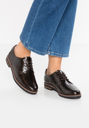 Chaussures à lacets en cuir brun foncé avec une finition polie, dotées d'un bout rond et d'une bordure contrastante marron clair sur la semelle.