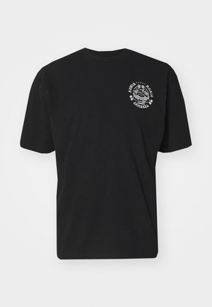 Fekete, rövid ujjú póló, pamutból készült, fehér grafikai nyomattal a bal mell részen. Klasszikus kerek nyakkivágású és laza fazonú.