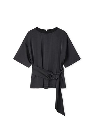 Schwarzes Kurzarmoberteil mit rundem Ausschnitt und einem breiten Stoffgürtel, der durch einen Ring an der Taille gebunden ist, an einem weißen Hintergrund hängend.