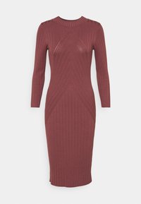 Stickad klänning med lång ärm i mörk burgundy med ribbat mönster och åtsittande siluett. Har diagonala sömmar och rund halsringning.