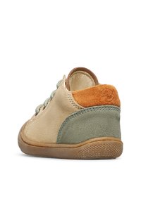 Zapato de ante marrón con acentos verdes y naranjas, diseño de caña baja, punta redonda y suela de goma texturizada. Presenta cordones y detalles cosidos.