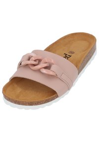Sandale à glissière rose clair avec une large bride ornée d'une chaîne décorative, semelle en liège et semelle texturée et profilée.