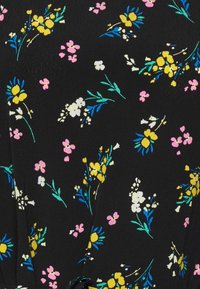 Tecido preto com um padrão floral, apresentando flores amarelas, rosas e brancas, além de caules verdes e azuis. Acabamento suave e texturizado.
