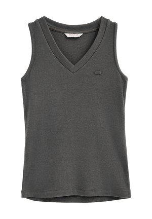 Gilet senza maniche grigio scuro lavorato a maglia con scollo a V, con una piccola etichetta del marchio sul petto sinistro e un'etichetta Polo Club all'interno del colletto.