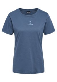 Modré bavlněné tričko s krátkými rukávy, kulatým výstřihem a logo grafikou na hrudi. Hladká textura, ležérní design a standardní střih.