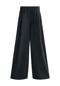 Hlače z širokimi hlačnicami iz temnega blaga z navpičnimi tankimi črtami, z elastičnim pasom in gladkim teksturo. Prilagojen kroj z obilno padavino tkanine.