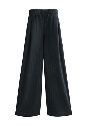 Wijde broekspijpen in donkere stof, met verticale krijtstrepen, elastische tailleband en een gladde textuur. Op maat gemaakt ontwerp met een ruime val.