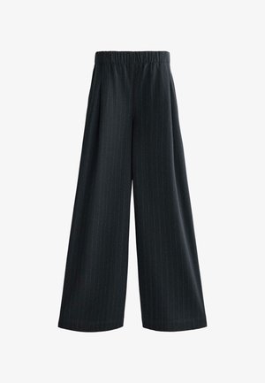 Hlače z širokimi hlačnicami iz temnega blaga z navpičnimi tankimi črtami, z elastičnim pasom in gladkim teksturo. Prilagojen kroj z obilno padavino tkanine.