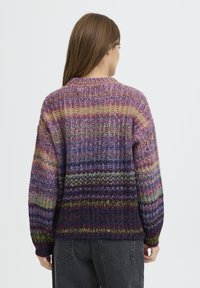 Kootud sviiter lillas, roosas ja rohelises gradientvärvides. Omab tekstuuriga mustrit, pikkade varrukate ja lõtva istuvusega. Näidatud taga vaade.