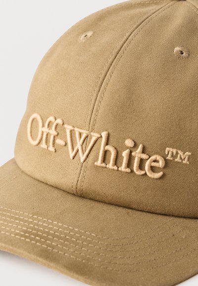 Μπεζ καπέλο μπέιζμπολ με κεντημένο λογότυπο "Off-White™" στην μπροστινή πλευρά και ορατή ραφή στο γείσο.