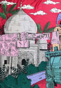 Illustratie van een historische koepelstructuur met hangende stoffen. Bevat een levendige roze achtergrond, groene bladeren, gedetailleerde patronen op textiel en een fraai voertuig.