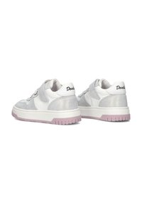 Witte en grijze sneakers met een gladde en gestructureerde bovenkant. Klittenbandsluiting, lichtroze rubberen zool en merklabel op de hak.