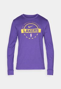 Lilla langærmet T-shirt i bomuld med et gult "LAKERS" grafik, NBA-logo og teksten "Los Angeles Basketball".
