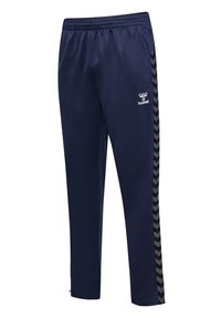 Navy sportieve broek gemaakt van polyester met een gladde textuur, met zwarte chevronstrepen langs de zijkanten en een logo aan de voorkant.