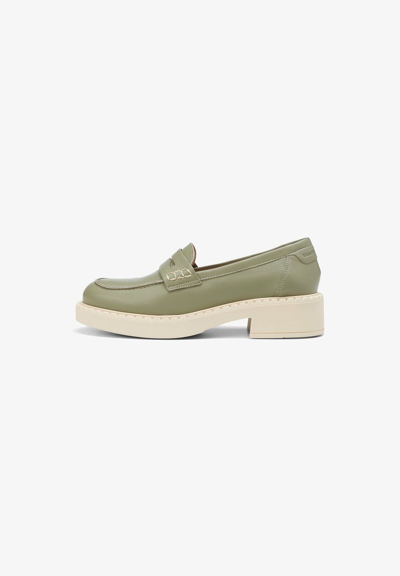 Mocassin en cuir vert olive avec semelle épaisse crème et talon bloc, doté d'une bride avec détail métallique et accents cousus.