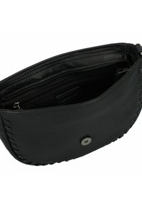 Schwarze Leder-Umhängetasche mit gesticktem Rand, einem oberen Reißverschlussfach und einem magnetischen Druckverschluss. Das Innere verfügt über mehrere Fächer.