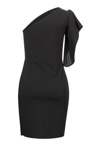 Robe noire asymétrique à une épaule avec une silhouette ajustée, un tissu doux et un accent drapé en forme de ruban sur l'épaule.