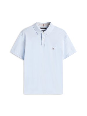 Svjetloplava polo majica od pamuka, s ovratnikom, dva gumba i malim logom na lijevoj prsnoj strani. Kratki rukavi i klasičan kroj.