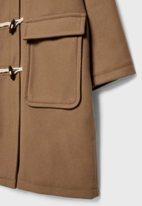 Manteau en laine marron avec une grande poche frontale, des fermetures à bascule et une texture douce. Présente une coupe décontractée et un col à revers.