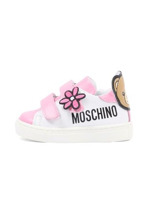 Witte kindersneaker met roze riempjes, versierd met een roze bloempatch en een teddybeervormig gezicht op de hiel, met de tekst "MOSCHINO".