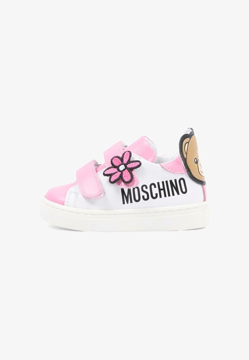 Baskets blanches pour enfant avec des brides roses, décorées d'un patch de fleur rose et d'un visage d'ours en peluche sur le talon, avec le texte "MOSCHINO".