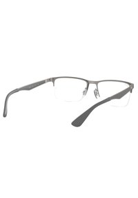 Montatura per occhiali in metallo di colore grigio opaco con lenti rettangolari, dotata di naselli regolabili e aste lisce e affusolate con finitura opaca.