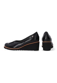 Zwarte wig schoenen met een reptielstructuur, ronde neus en een lage wighak met een contrasterende rubberen zool. Kleine accentdetail aan de zijkant.