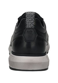 Chaussure de sport noire avec une tige en cuir lisse et une semelle en caoutchouc grise. Présente un onglet de talon à motif et un détail de logo hexagonal.