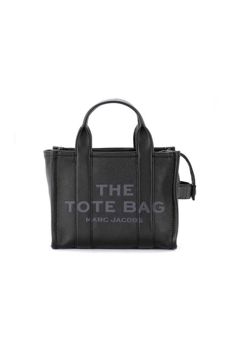 Schwarze Leder-Tote mit zwei Griffen, strukturiertem Design und sichtbarem Text "THE TOTE BAG MARC JACOBS" auf der Vorderseite.