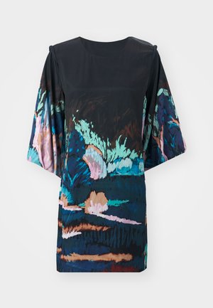 Fekete, rövid ujjú ruha absztrakt virágmintával kék, rózsaszín és zöld árnyalatokban; sima textúrával és laza szabással.