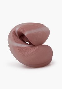 Calzature slip-on con una forma arrotondata e bombata. Realizzate in morbido materiale rosa testurizzato con accenti in tessuto a maglia e una finitura liscia.