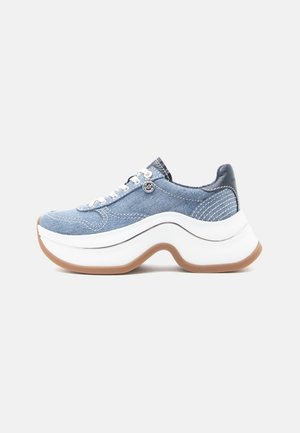 Adidași din denim albastru cu talpă groasă albă și fundul din cauciuc maro. Prezintă șireturi albe și un farmec cu logo pe lateral, design curbat.