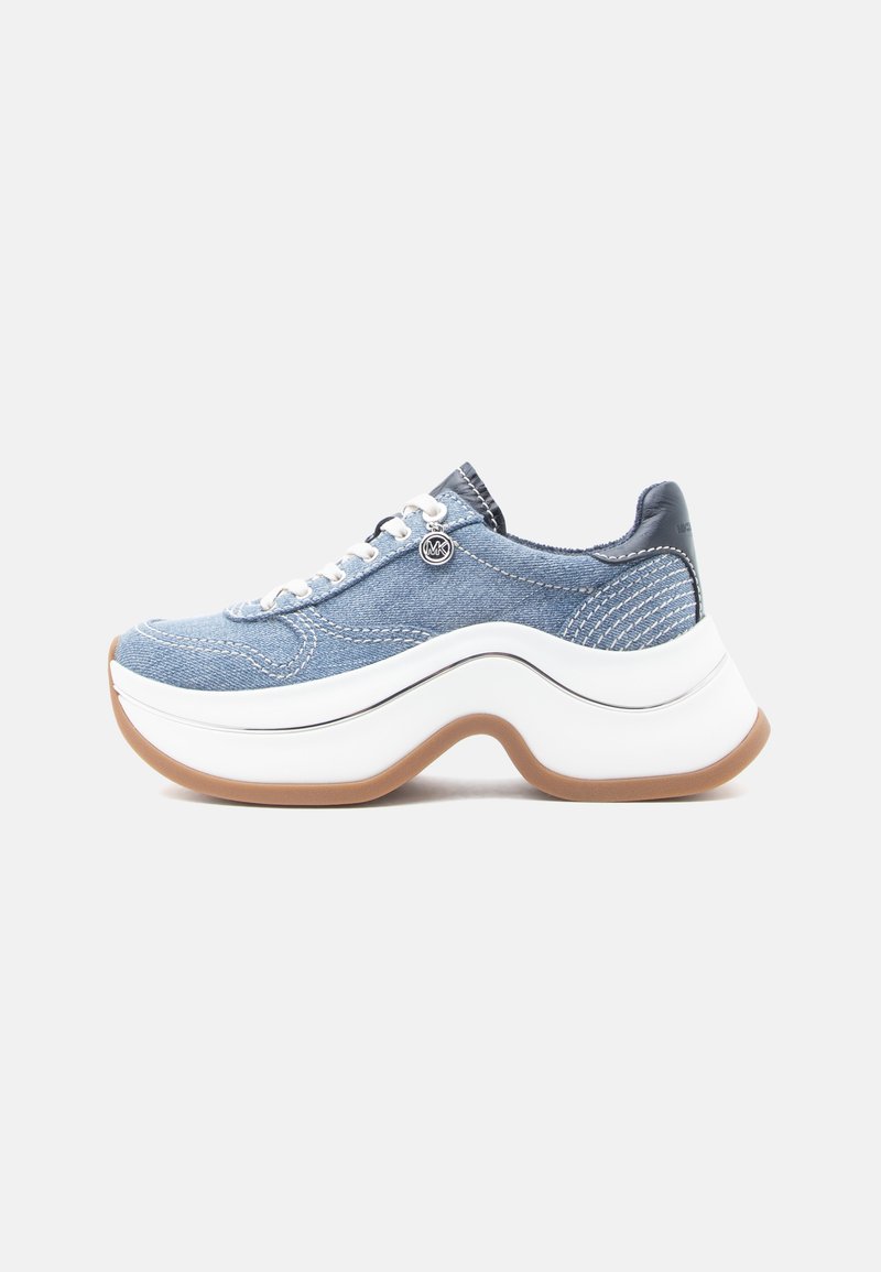 Plave tenisice od trapera s bijelim debelim potplatima i smeđim gumenim donjim dijelom. Imaju bijele vezice i privjesak s logom na strani, zakrivljenog dizajna.