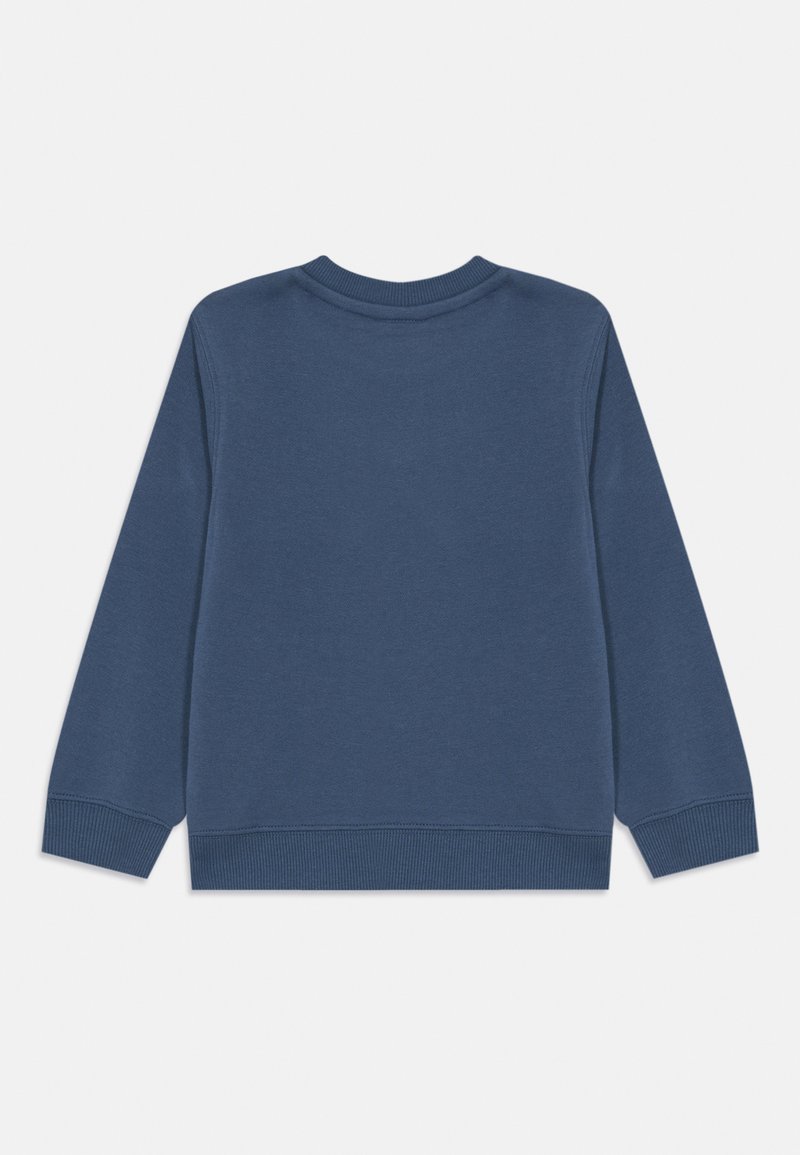 Sudadera azul, mezcla de algodón suave, cuello redondo, mangas largas, puños y dobladillo acanalados, diseño liso, sin logotipos ni adornos visibles.
