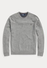 Pull gris en maille fabriqué en tissu doux, avec un col rond et des poignets et ourlet côtelés. Comprend un petit logo brodé sur la poitrine.