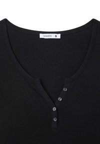 Maglietta henley nera con texture a coste, caratterizzata da un profondo scollo a V, tre bottoni e un'etichetta con "Terranova" e taglia "S" sul retro.