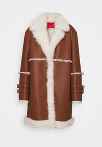 Hnědý kožený kabát s bílým beránkovým lemováním na límci, přední části, manžetách a spodním lemu, s dvojitými přezkami na rukávech.