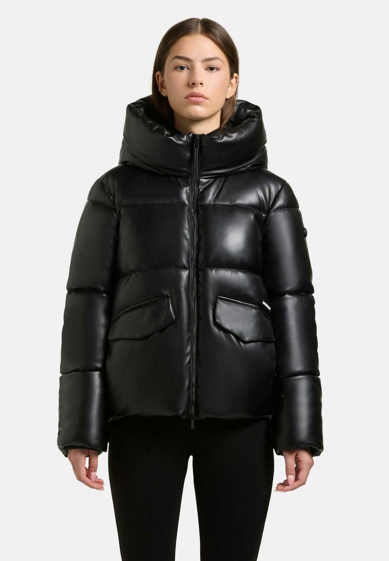 Giacca imbottita nera con colletto alto, finitura lucida, due tasche frontali e zip frontale. Presenta una silhouette ampia e polsini elasticizzati.