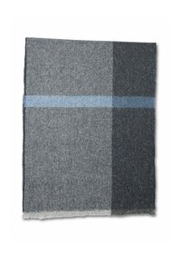Geweven wollen sjaal met een visgraatpatroon in grijs en marineblauw met een lichtblauwe streep, afgewerkt met franjes.