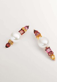 Pendientes de perlas con gemas de colores variados en rosa, rojo, amarillo y naranja, montadas en metal dorado, sobre fondo blanco.