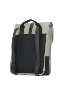 Zaino con un pannello frontale grigio e un retro in tessuto nero, dotato di spallacci neri regolabili e una piccola tasca con zip sul lato.