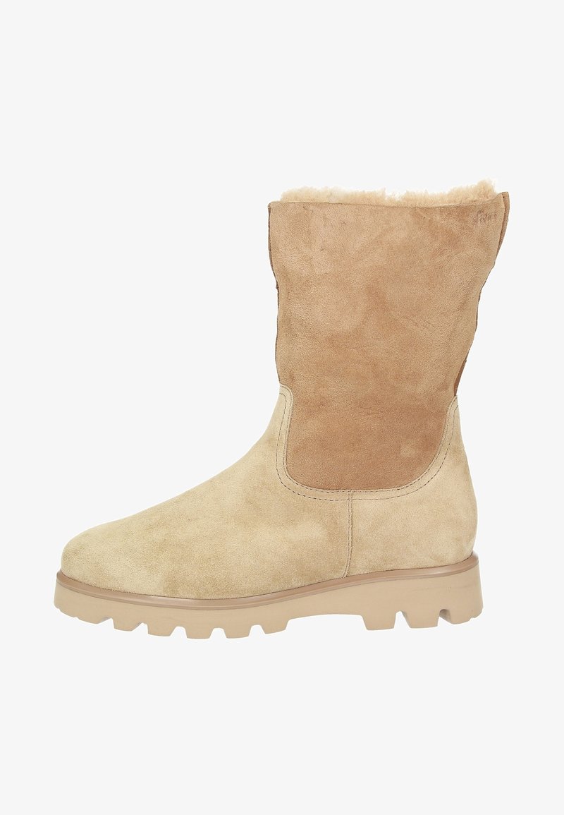 Bottines beiges en daim avec une tige douce et texturée, un bout rond, et une semelle en caoutchouc robuste dotée d'un dessin cranté pour une bonne adhérence.