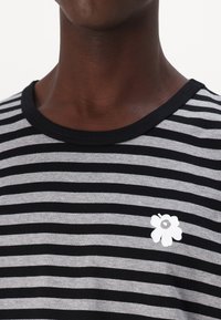 Marimekko TASARAITA UNISEX - Pamata T-krekls - black