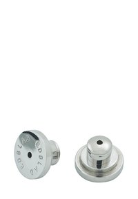 Orecchini in metallo color argento con design rotondo e piatto che presenta un nome di marca inciso. Superficie liscia con una leggerissima lucentezza e un piccolo foro centrale.