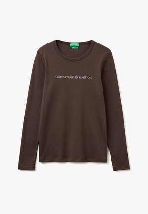 Tmavě hnědá košile s dlouhým rukávem a kulatým výstřihem, s bílým nápisem "UNITED COLORS OF BENETTON." vytištěným na přední střední části.