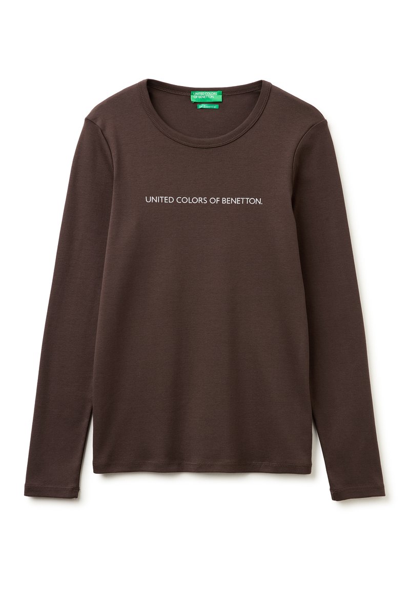 Dunkelbraunes Langarmshirt mit Rundhalsausschnitt, vorne in der Mitte mit dem weißen Text "UNITED COLORS OF BENETTON." bedruckt.
