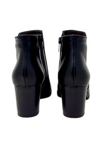 Stivali ankle in pelle nera con finitura liscia, punta tonda e tacco spesso. Presenta una zip laterale per una facile vestibilità.