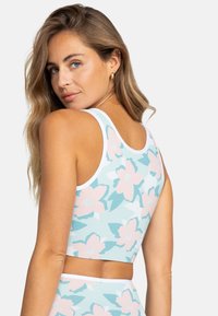 Květinová sportovní podprsenka v světle modré barvě s růžovými a tyrkysovými květinami. Má zkrácený střih a bílý lem. Měkký a pružný materiál.