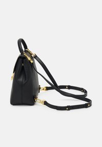 Borsa a mano in pelle nera con finitura testurizzata, dettagli in metallo dorato, una singola maniglia superiore e una tracolla regolabile.